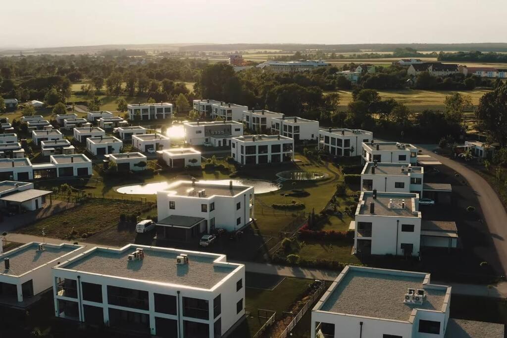 Luxus Appartement Am Golfplatz Und Therme Lutzmannsburg Zsira Bagian luar foto