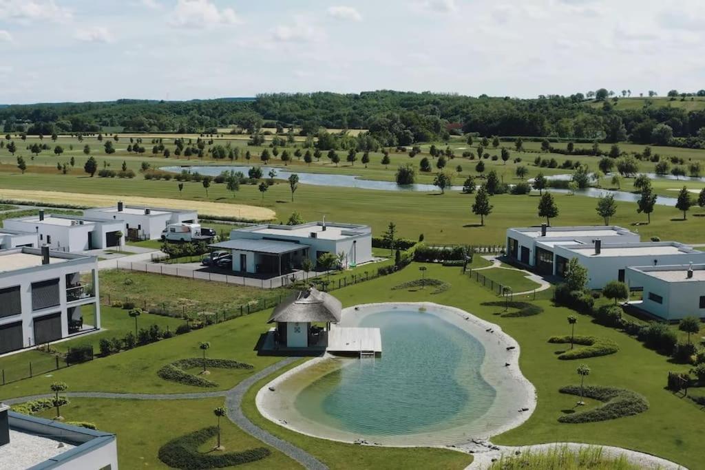 Luxus Appartement Am Golfplatz Und Therme Lutzmannsburg Zsira Bagian luar foto
