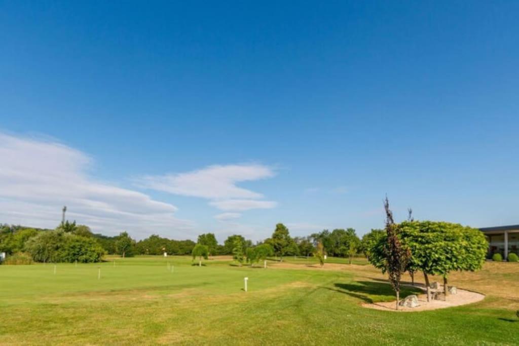 Luxus Appartement Am Golfplatz Und Therme Lutzmannsburg Zsira Bagian luar foto