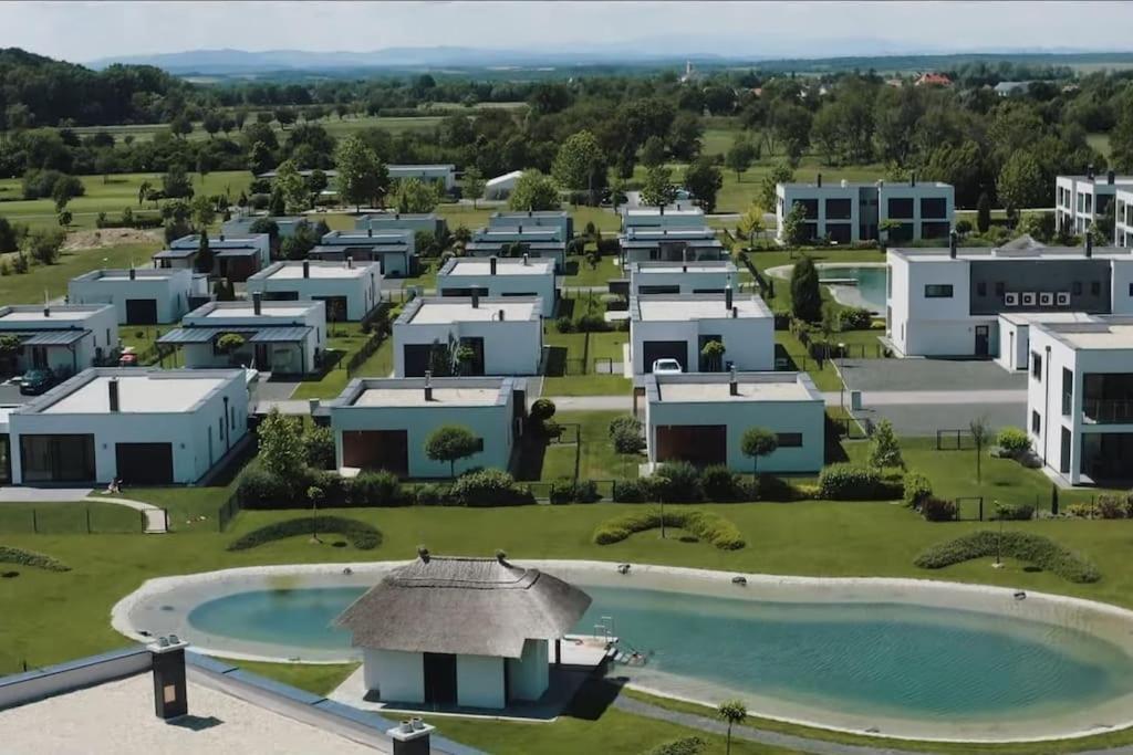 Luxus Appartement Am Golfplatz Und Therme Lutzmannsburg Zsira Bagian luar foto